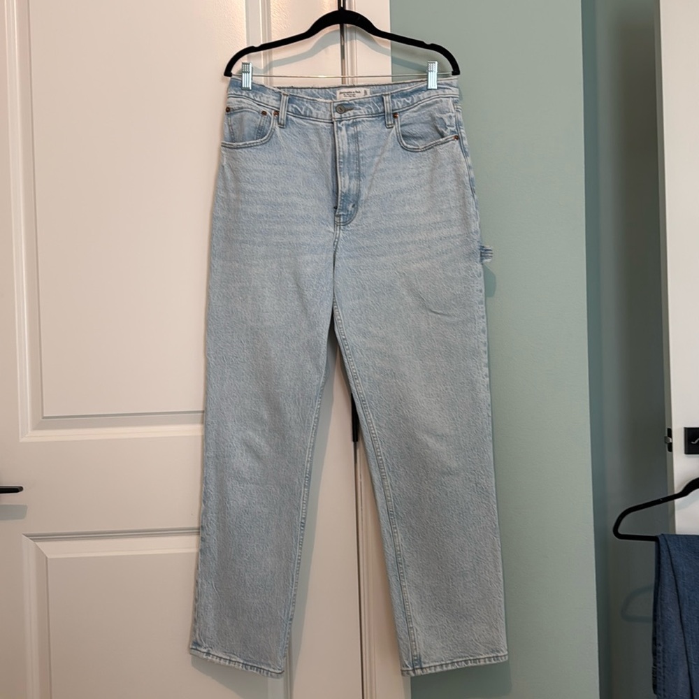 31/12 Abercrombie & Fitch The 90s Straight Ultra High-Rise Medium Blue
